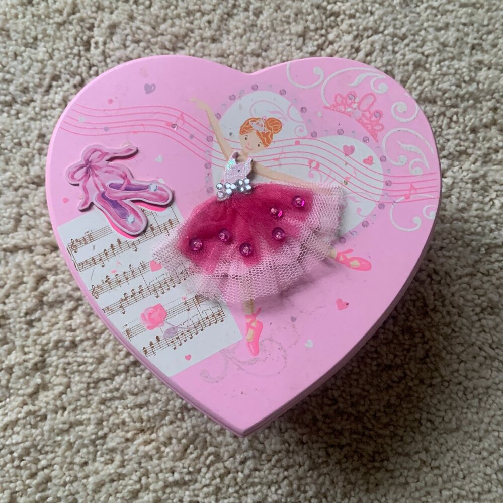 Girl's Jewelry Box Heart shaped with working musical ballerina Very good conditi
